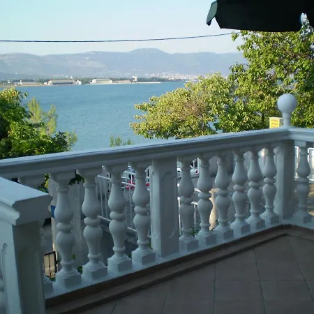 Apartment By The Sea Mastrinka, Ciovo - 2033 *